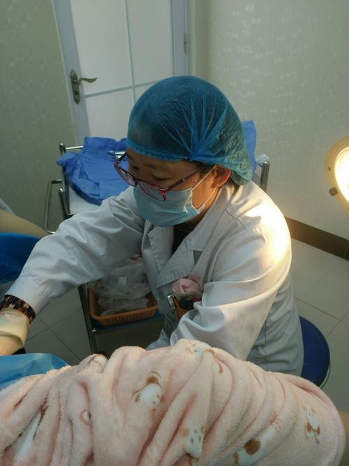 在为患者稽留流产做清宫术.