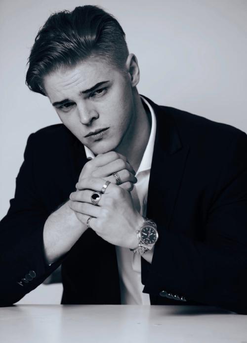 《战地迷情》开播 90后版"小李子"芮丹尼变身中国通