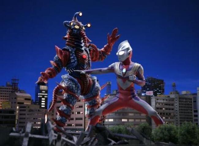 奥特曼打怪兽,为什么不直接放大招?网友:你打牌直接丢