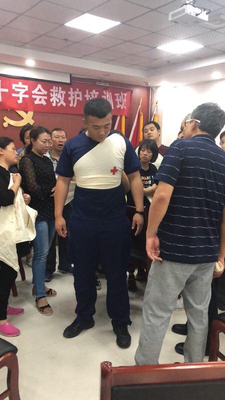 胸部包扎.