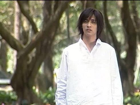 简单的白色衬衫也无法遮掩仔仔演的花泽类那份独有的魅力.