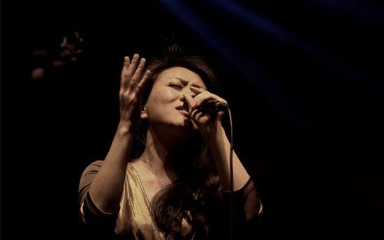 是国内罕有的集创作,演唱和演奏于一身的优秀唱作爵士女歌手,一直是