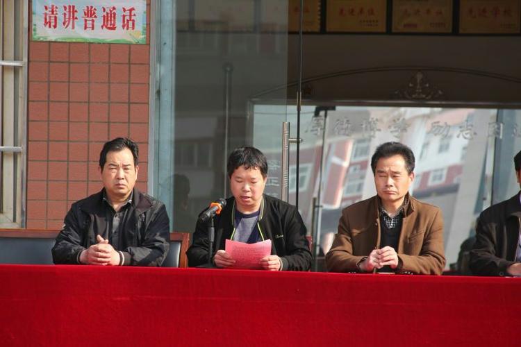 九年级年级主任吕建强在冲刺大会上鼓励全体同学:志存高远,脚踏实地