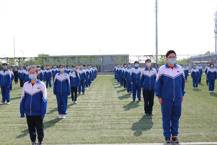 4.27高三开学首日,北京十二中钱学森学校升起国旗