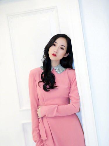 舞台上的韩雪身着斜肩连衣裙,肩部的立体蝴蝶结,点缀出优雅端庄气质