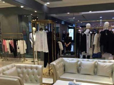 玛泰迩女装专柜产品陈列