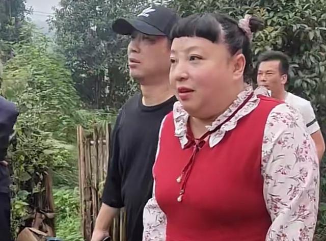 笑星何晶晶近况罕曝光,圆润臃肿胖到没脖子,哪吒发型数十年不变