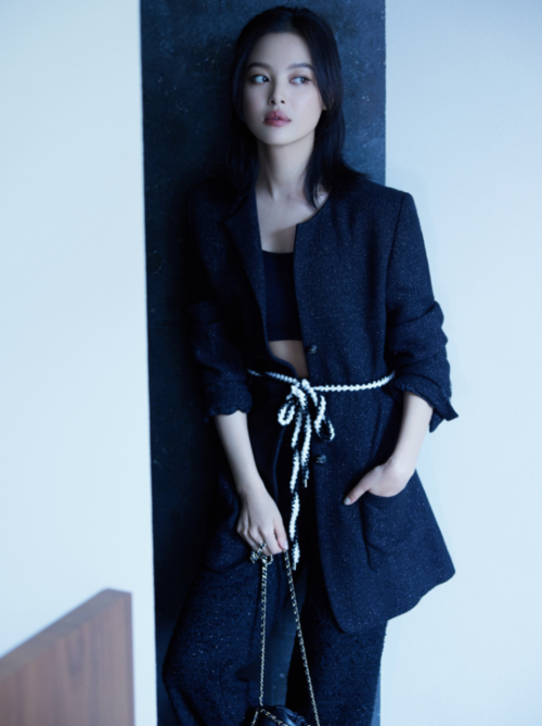 辛芷蕾也对"巴掌宽"内搭下手,当她抬起手那刻,我都心动了