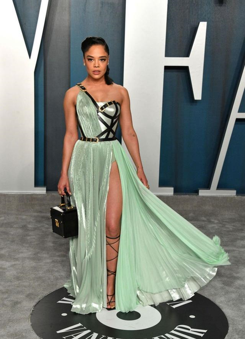 泰莎·汤普森身穿浅绿色纱裙魅力十足,亮相派对自信满满气质美