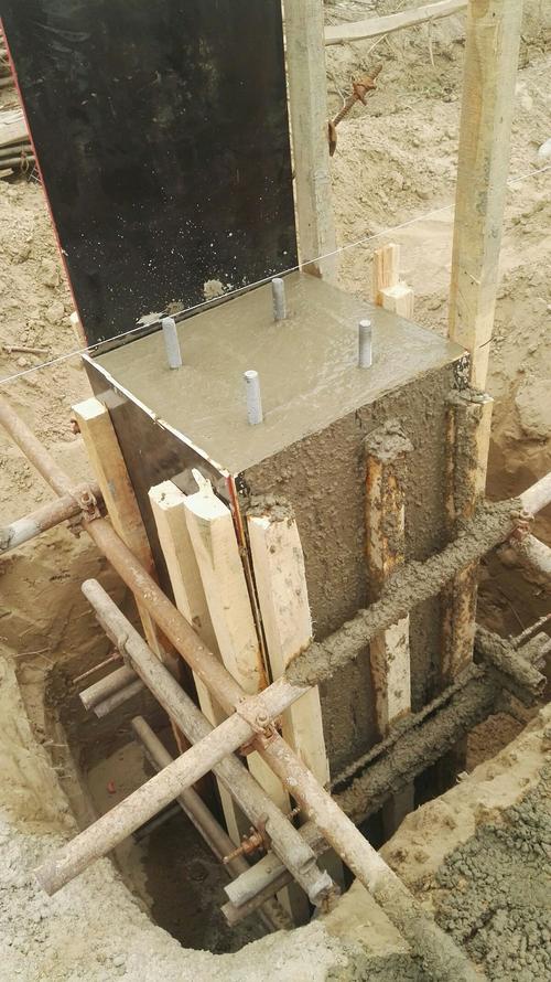 立柱混凝土浇筑完成,预埋件预埋成功