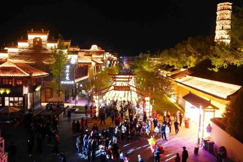 走进紫阳街,街巷中飞檐斗拱,叫卖声络绎不绝,人间烟火气,最是抚人心.