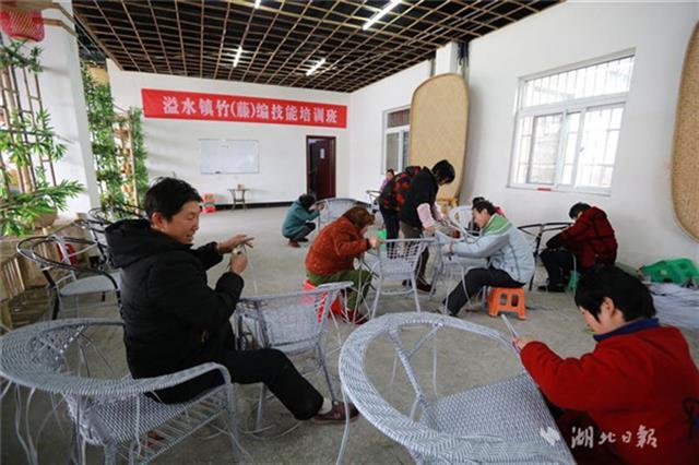 竹山贫困户学技能早脱贫