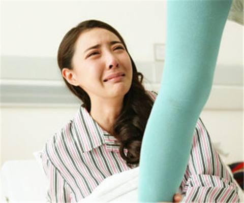 新生儿出生满头白发,孕妇跪哭孩子原谅我,我再也不这么做了