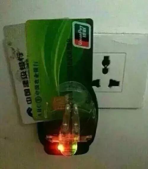 充电的时候要把电池拆下来,用万能充的两个小juju对准电池金属片,万