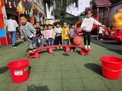 火青综幼儿园中一班投球游戏