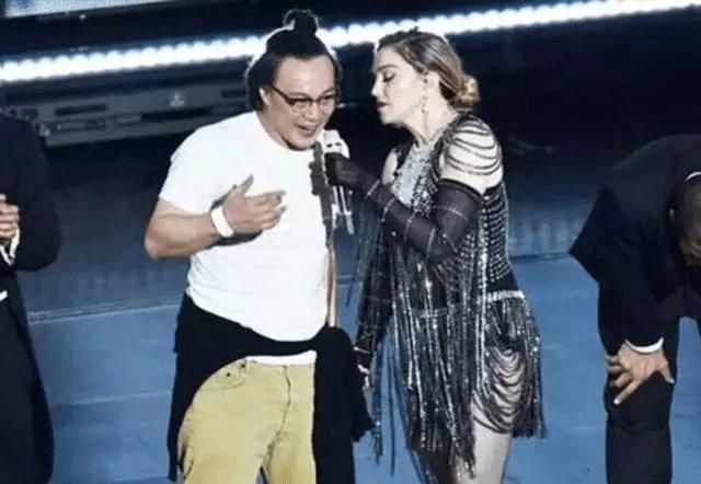 珍贵老照片:肯尼迪与克林顿握手,梦露与英国女王,乔丹与杰克逊_碧姬