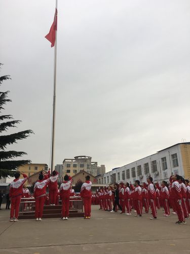 在雄壮的国歌声中,五星红旗冉冉升起,全体学生向国旗敬礼.