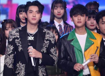 吴亦凡晒帅照获黄子韬点赞并评论