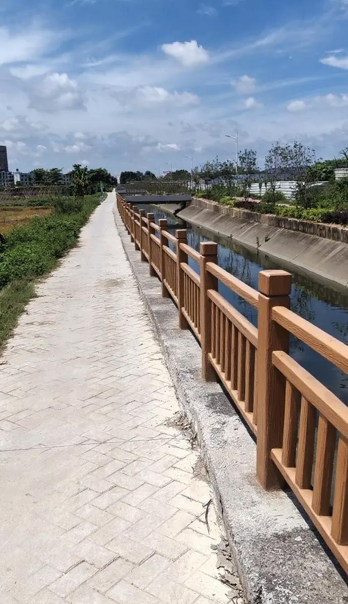 河道池塘仿木护栏.强大的ai,3秒就装好河道护栏,安全美观防