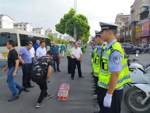 怀远县四大班子领导亲切慰问在高温下执勤的一线交警