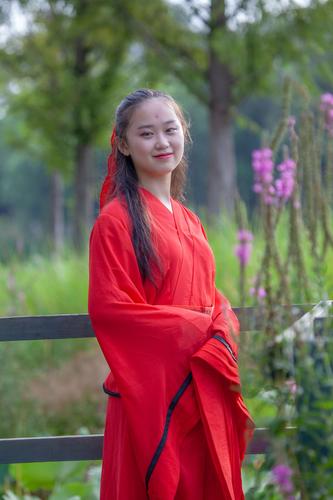 巧笑倩兮,美目盼兮