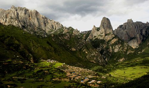  p>山峰一般指尖状山顶并有一定高度,多为 a href="#" data-lemmaid="