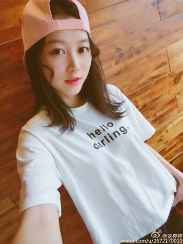 毕业于辽宁师范大学的校花刘楟楟在微博晒出唯美写真,气质清新纯净的