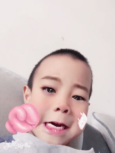 无聊小孩玩自拍