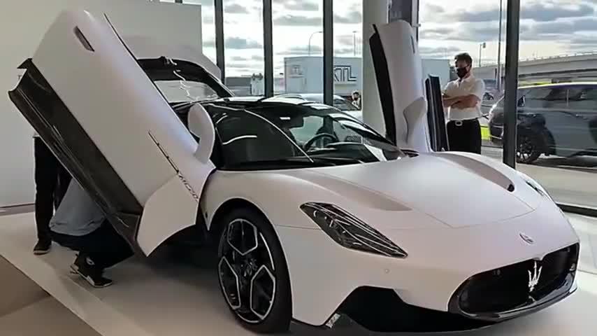 玛莎拉蒂凭借出众的性能和优雅的设计被誉为跑车皇后