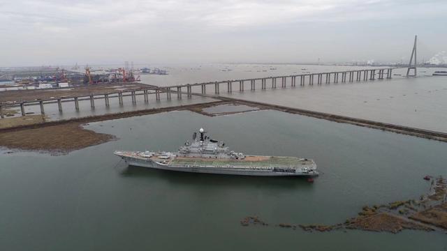江苏南通长江边发现一艘航母,停了6年没动静,到底是什么情况?
