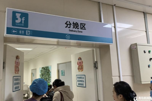 产房外等待的家属.