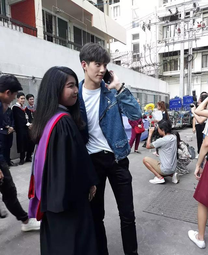 泰星tor和梁靖康合影,左边赢得太明显,右边就像个子高