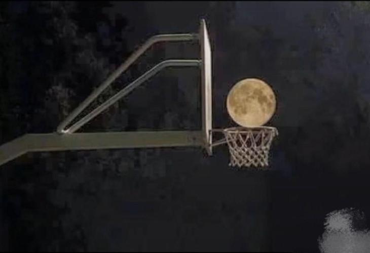 当月亮落进篮球框里