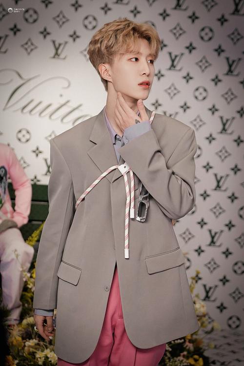 [范丞丞][新闻]200110 范丞丞帅气亮相品牌活动现场 灰色休闲西装搭配