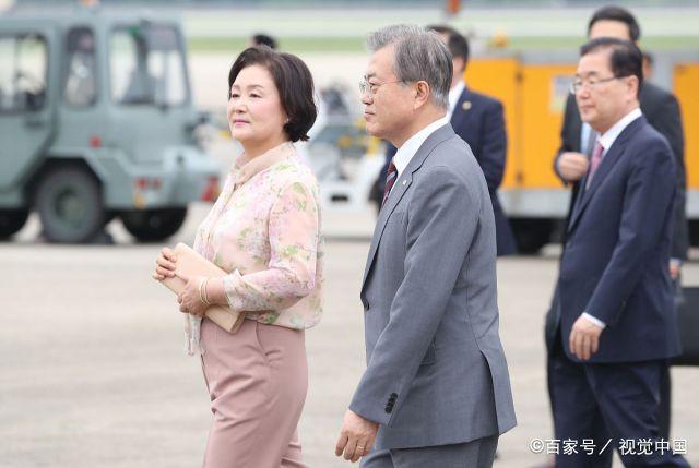 韩国总统文在寅结束东南亚访问回国,夫人金正淑穿粉嫩