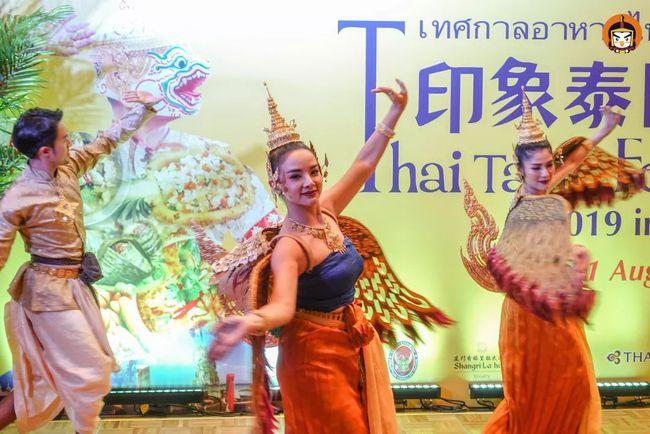 泰拳真正是体验到了泰国风情~舞蹈展现了姑娘们的身段柔美泰拳凸显了