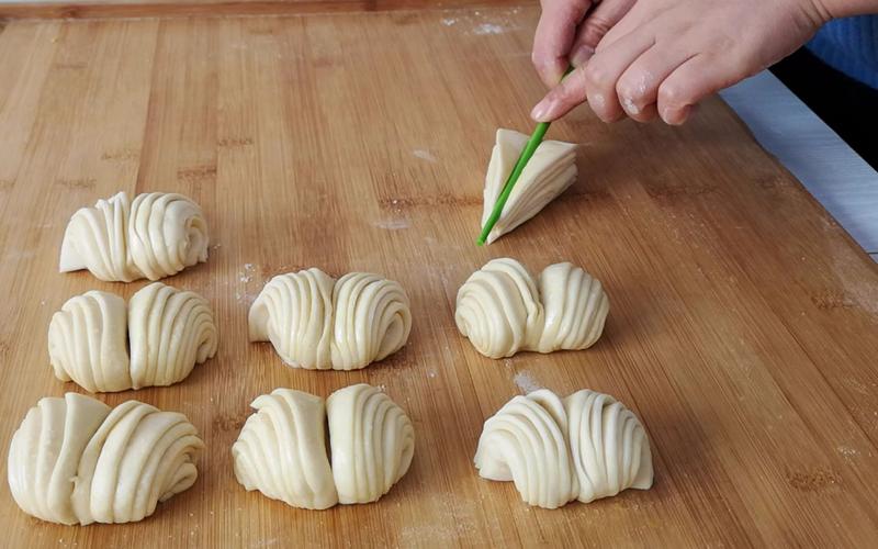 花卷最简单的做法,不用卷不用拧,筷子一压,蓬松暄软,超好吃