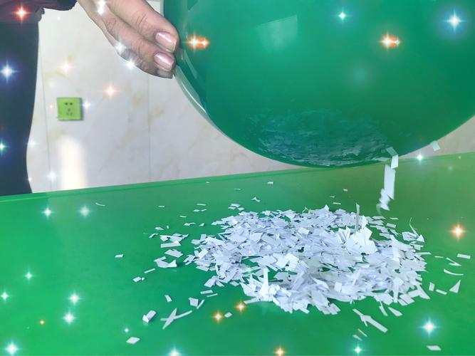 通过摩擦产生的电流叫:静电,这种现象叫:摩擦起电,气球摩擦能吸上纸片