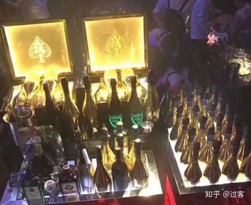 搬出珍藏的82年黑桃a,将它高高举过头顶,此刻,客厅的沙发就是宿醉不