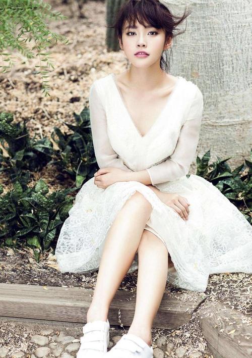 张佳宁穿蕾丝裙配丸子头,美得一点不像31岁,大秀性感