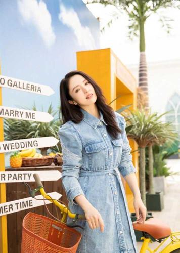 董璇又现"教科书"穿搭,牛仔裙 英伦鞋 白袜子,洋气又减龄