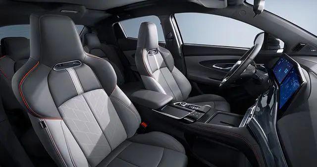 内饰方面,新款uni-t整体布局并没有发生变化,依然还是我们已经十分