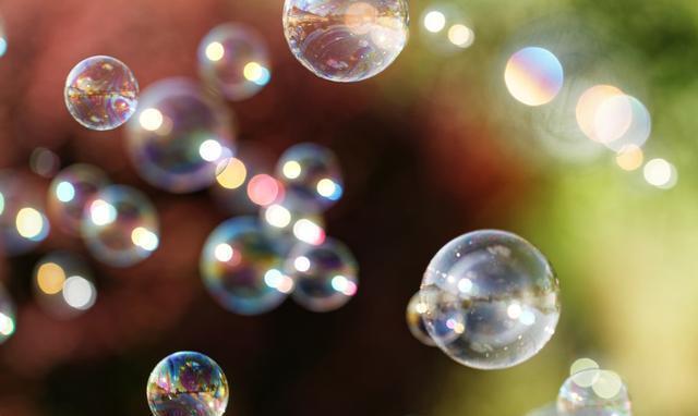 爱情就像是美丽的泡沫,即便用婚姻这个枷锁小心翼翼地保护着,也脆弱