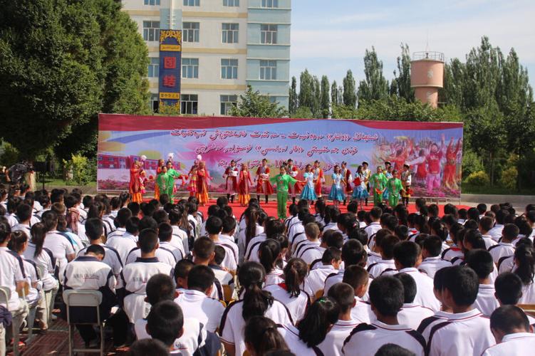 伊州区第十中学                     地址:新疆维吾尔自治区哈密市