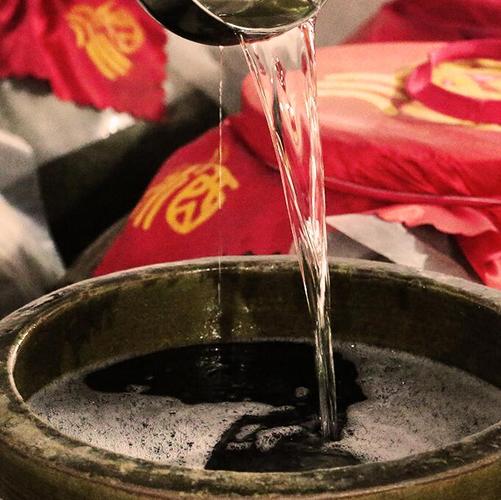 茅台镇20年整箱酱香型白酒53度纯粮食窖,芳香幽雅,醇厚甘冽,酒清亮