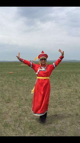 穿上蒙古人服装就情不自禁地跳起蒙古舞