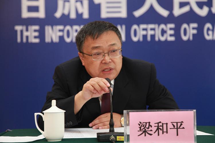 图为王富民局长回答记者提问   2014年6月9日下午,甘肃省人民政府
