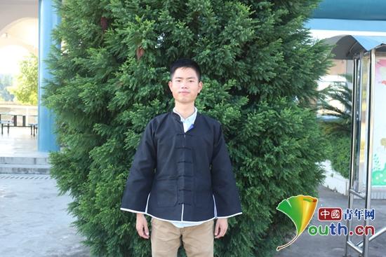 图为身着苗装的合肥工业大学第十九届研支团成员金致含.金致含 供图