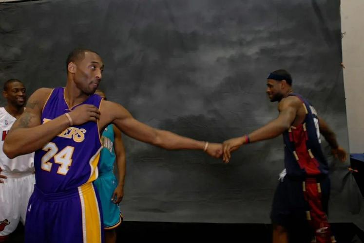 横屏nba高清壁纸科比詹姆斯壁纸