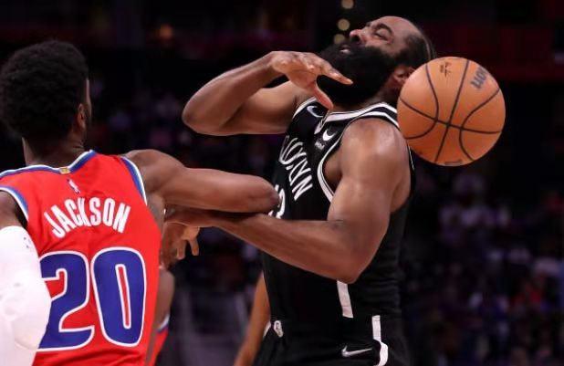 哈登尴尬失误:目送对手扣篮,哈里斯摊手无奈,纳什一脸不可思议